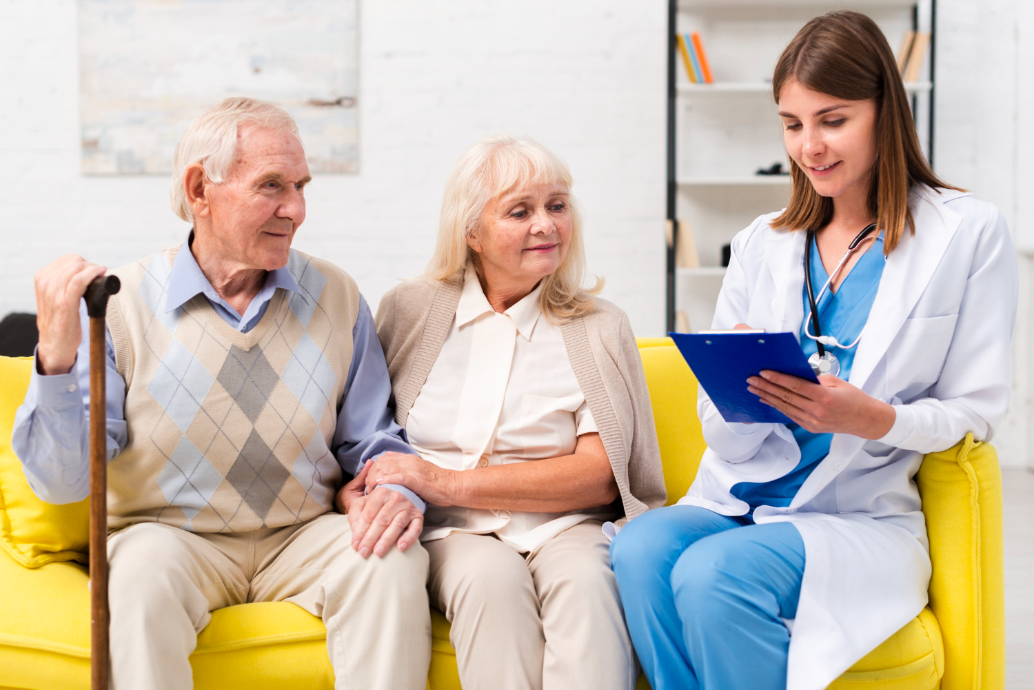 Couple de seniors rassurés avec infirmière à domicile, Cabinet Infimier à Toulouse,