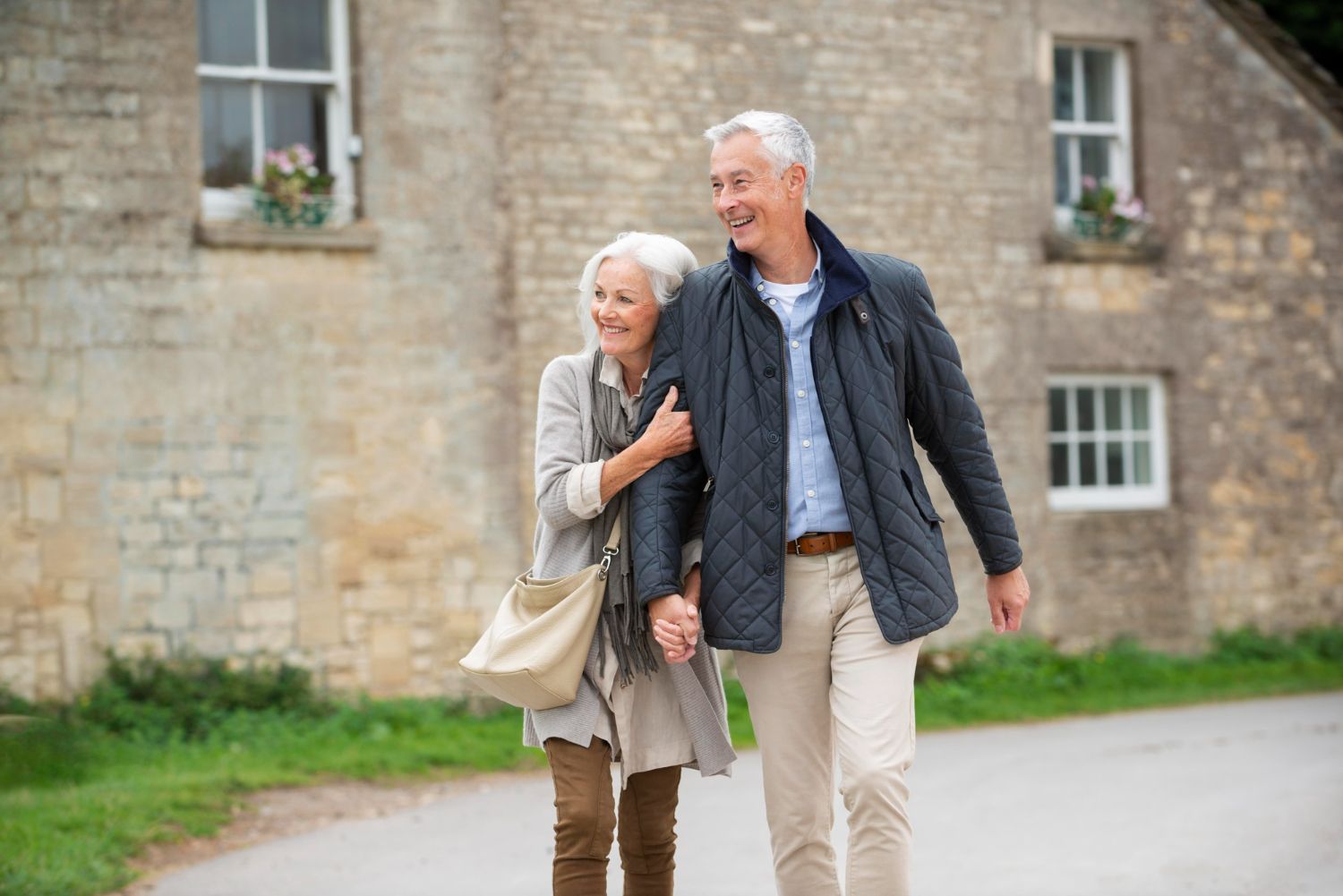 Couple senior serein devant maison de campagne, bien-être avec Cabinet Infimier à Toulouse,